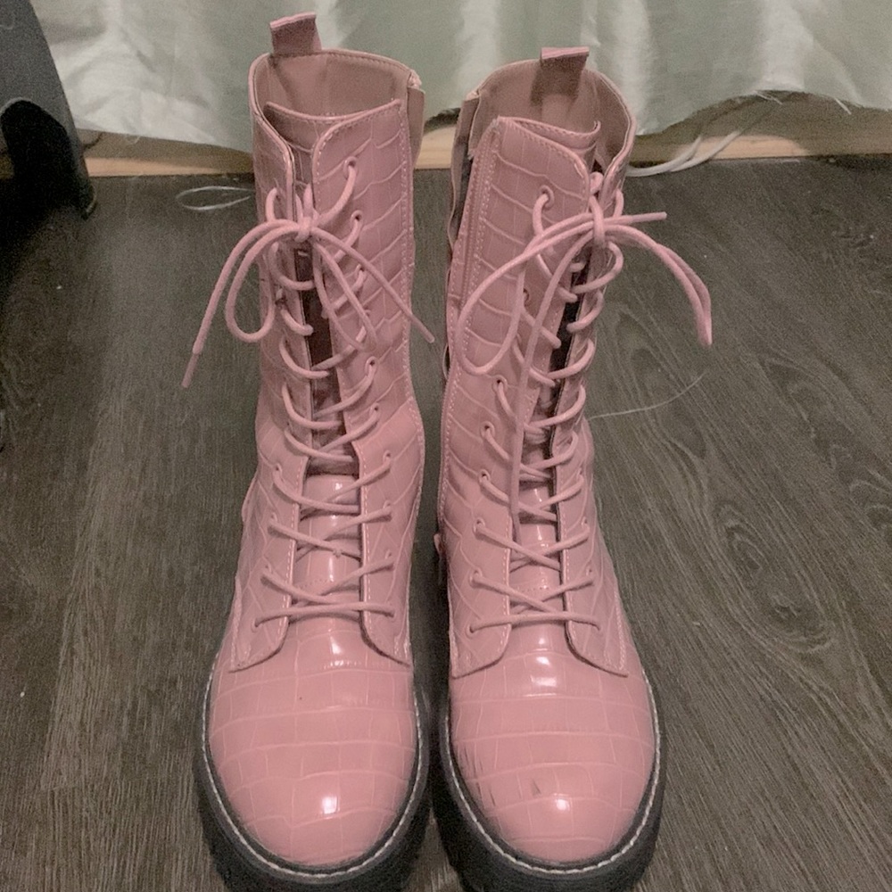 Pink boots size: 7.5M